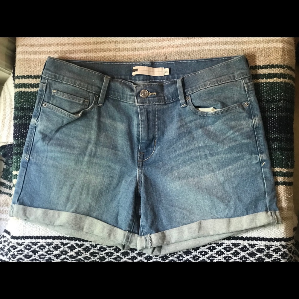 Light Wash Levi’s Shorts